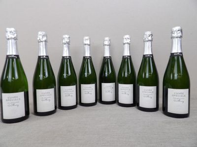 six bouteilles de champagne sont alignées sur une table