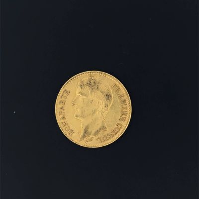 gros plan d'une pièce d'or sur une surface noire
