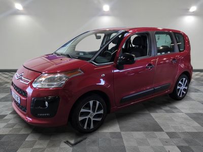 la citrole rouge est garee sur un carrelage en damier