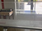 une photo d'une cuisine avec un comptoir et une vitrine