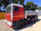 un camion rouge garé sur un parking