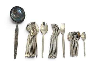une cuillère, une fourchette, une cuillère et un repose-cuillère, disposés les uns à côté des autres