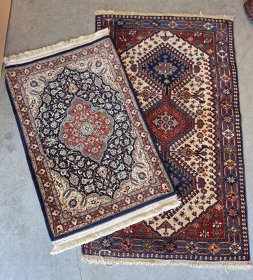 deux tapis orientaux posés côte à côte sur le sol