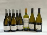six bouteilles de vin sont alignées sur un fond blanc