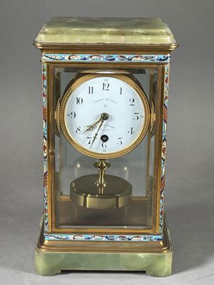une horloge posée sur un support sur une table