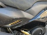 une moto garée sur le parking