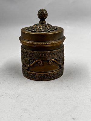 une boîte ancienne en laiton avec un couvercle, sur fond blanc