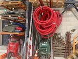 beaucoup d'outils et d'ustensiles qui traînent par terre