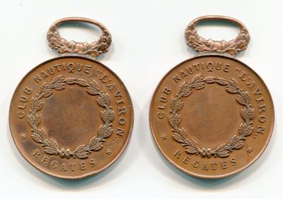 deux médailles de bronze, flanquées d'une couronne de chaque côté