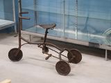 un vieux tricycle exposé dans une vitrine