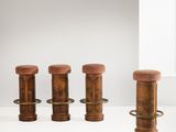 trois tabourets en bois posés sur une table blanche