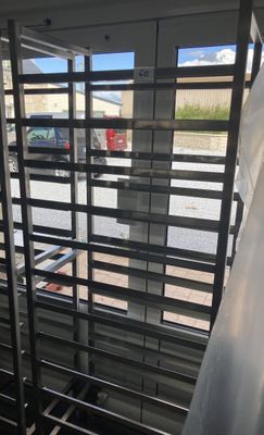 une vue sur un parking à travers une fenêtre