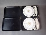 quatre plateaux sur lesquels sont disposés différents types d'appareils électroniques