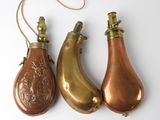 trois décorations en forme de poire, plaquées laiton antique, sur fond blanc