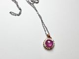 gros plan d'un collier sur une surface blanche avec une chaîne