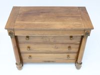 Commode en bois naturel ouvrant à quatre tiroirs en façade, … (photo 2)