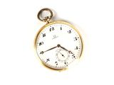 une montre de poche en or avec des chiffres romains sur le cadran