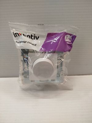 un sac contenant des brosses à dents et du dentifrice posé sur un comptoir