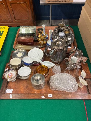 Deux plateaux garnis de vaisselles en porcelaine, vides poches en...