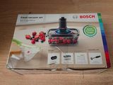 emballage d'une boîte de produits alimentaires posée sur une table, contenant un bouquet de baies