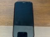 une photo d'un téléphone portable posé sur une table en bois