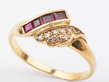 Gros plan sur une bague en or sertie d'un rubis et de diamants blancs