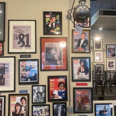 un mur recouvert de photos encadrées et d'affiches