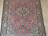 un tapis accroché au mur de la salle de bains