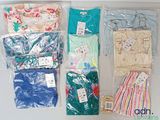 de nombreux types de vêtements différents, rangés dans des sacs posés sur la table