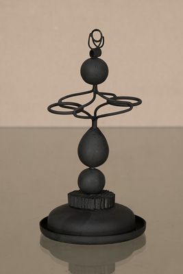 un objet métallique posé sur une table