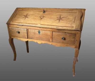 un petit bureau en bois avec un tiroir