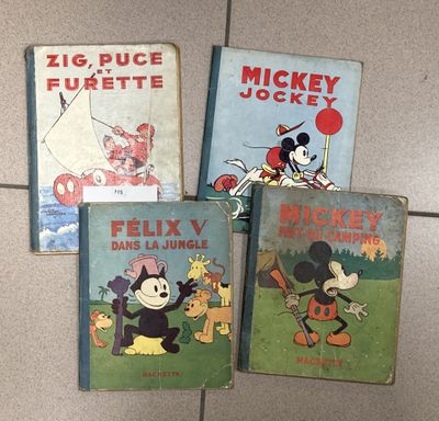Trois livres de Mickey Mouse sont posés les uns à côté des autres sur un sol carrelé.