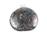 une photo d'une pierre noire et marron attachée à une chaîne en argent