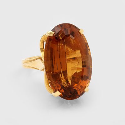 un gros plan d'une bague sertie d'une citrine de taille ovale