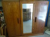 une grande armoire en bois surmontée d'un miroir