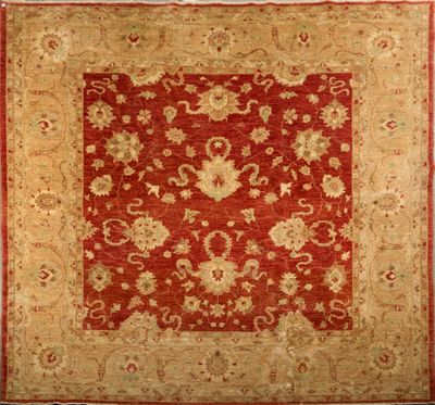 un tapis rouge et beige avec une bordure dorée