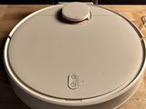 un robot blanc posé sur une table en bois