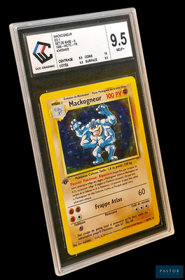 une image d'une carte Pokémon dans un étui en plastique