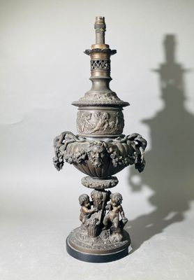 un vase en argent surmonté d'une bougie