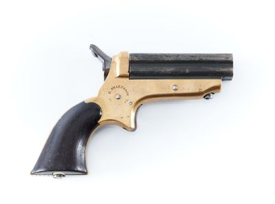 un vieux revolver avec un manche en bois sur fond blanc