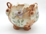 une image représentant un vase orné de fleurs peintes