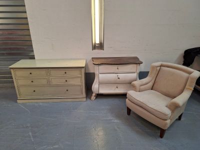 deux chaises et une commode dans une pièce