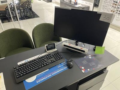 un bureau d'ordinateur équipé d'un clavier et d'un écran
