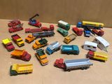 un grand nombre de camions jouets posés sur une table
