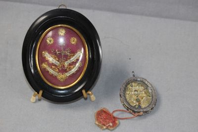 une photo représentant une petite horloge posée sur une table