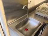 un évier dans un coin de la cuisine, avec un lave-vaisselle dans ce même coin