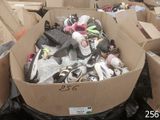 une boîte en carton remplie de chaussures et d'autres objets