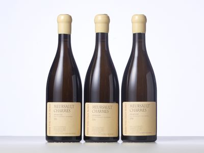 trois bouteilles de vin posées sur une table l'une à côté de l'autre