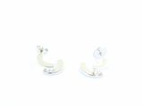 une paire de boucles d'oreilles en argent sur fond blanc