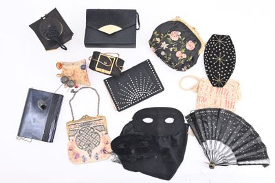 de nombreux sacs à main et sacs à bandoulière de toutes sortes disposés sur une surface blanche